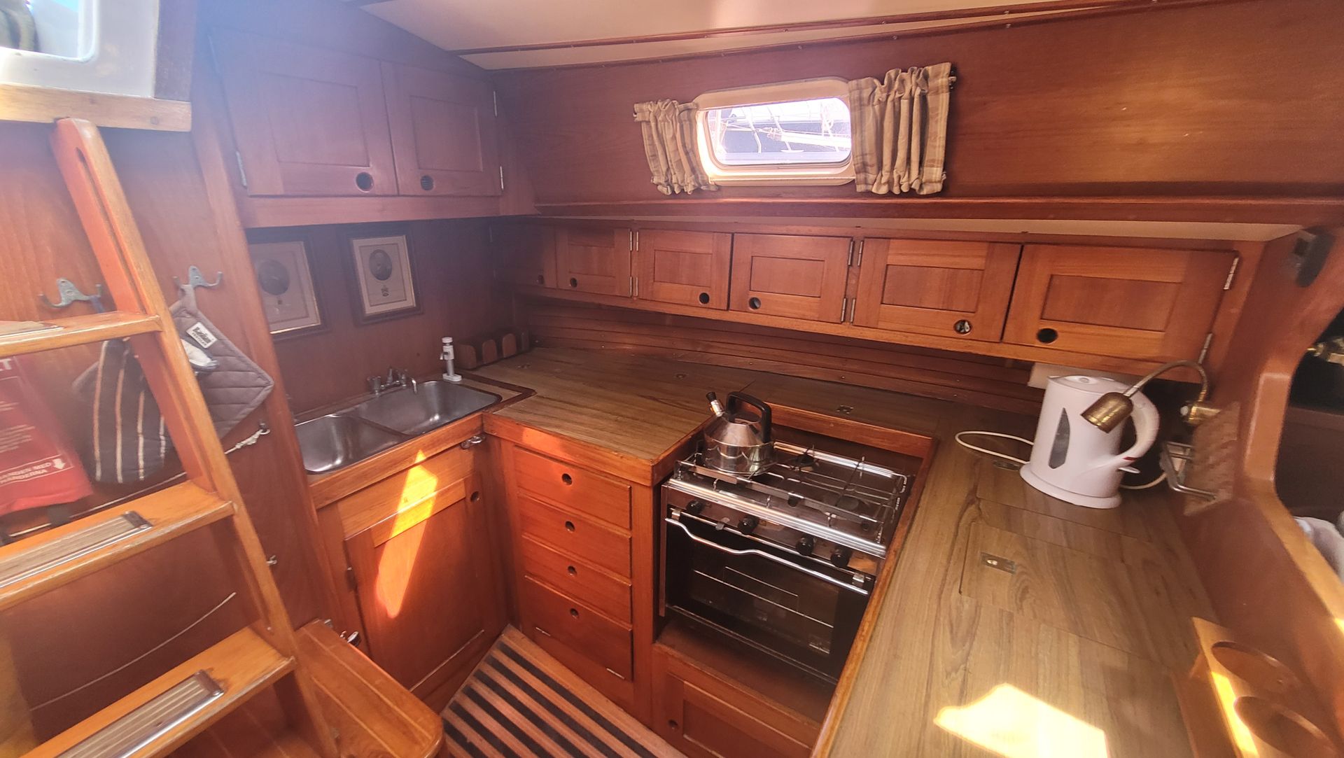Galley mit Herd und Kühlschrank