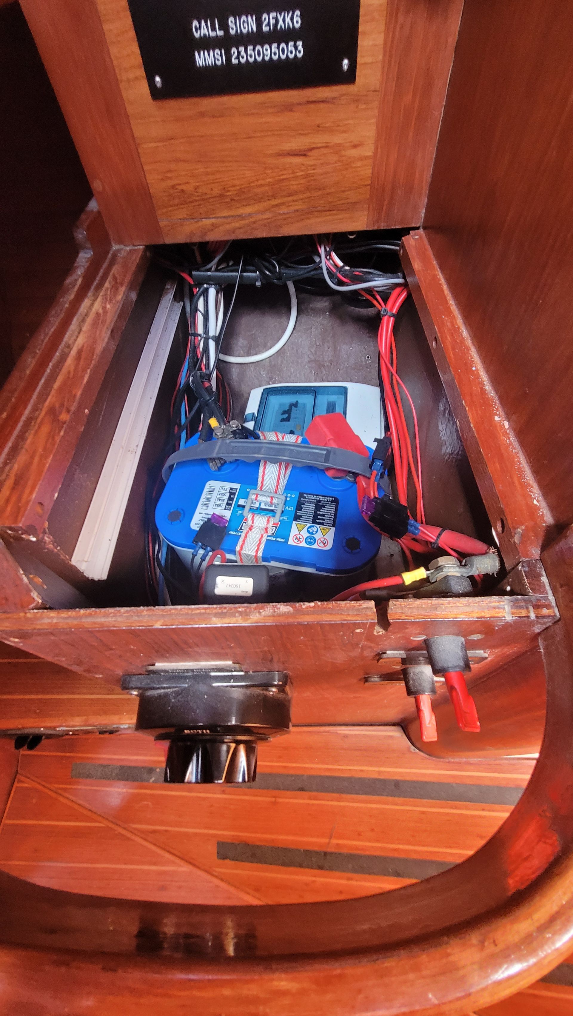 vier Batterien mit zwei Schaltern