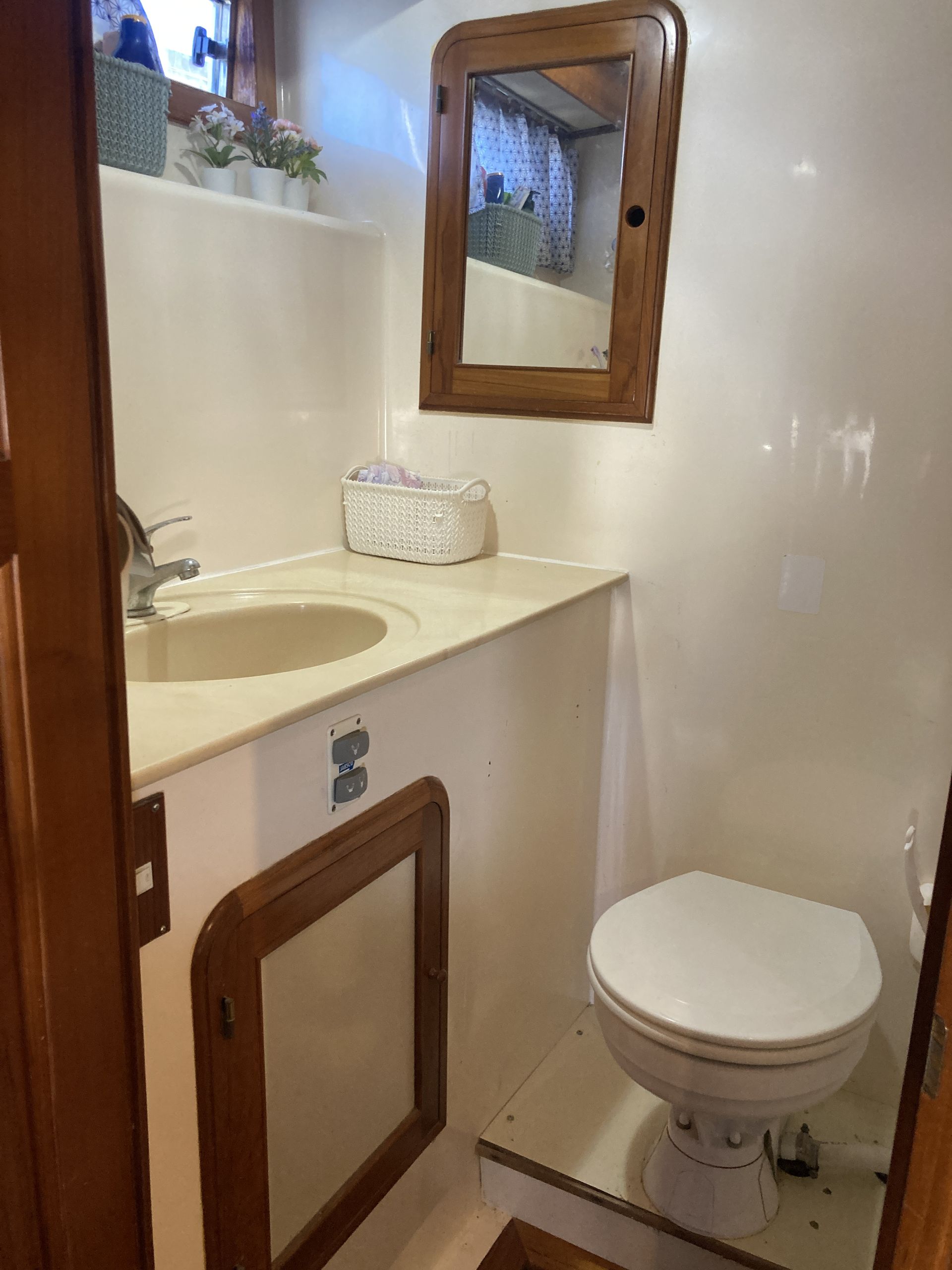 Aft bathroom - bathtub on starboard side