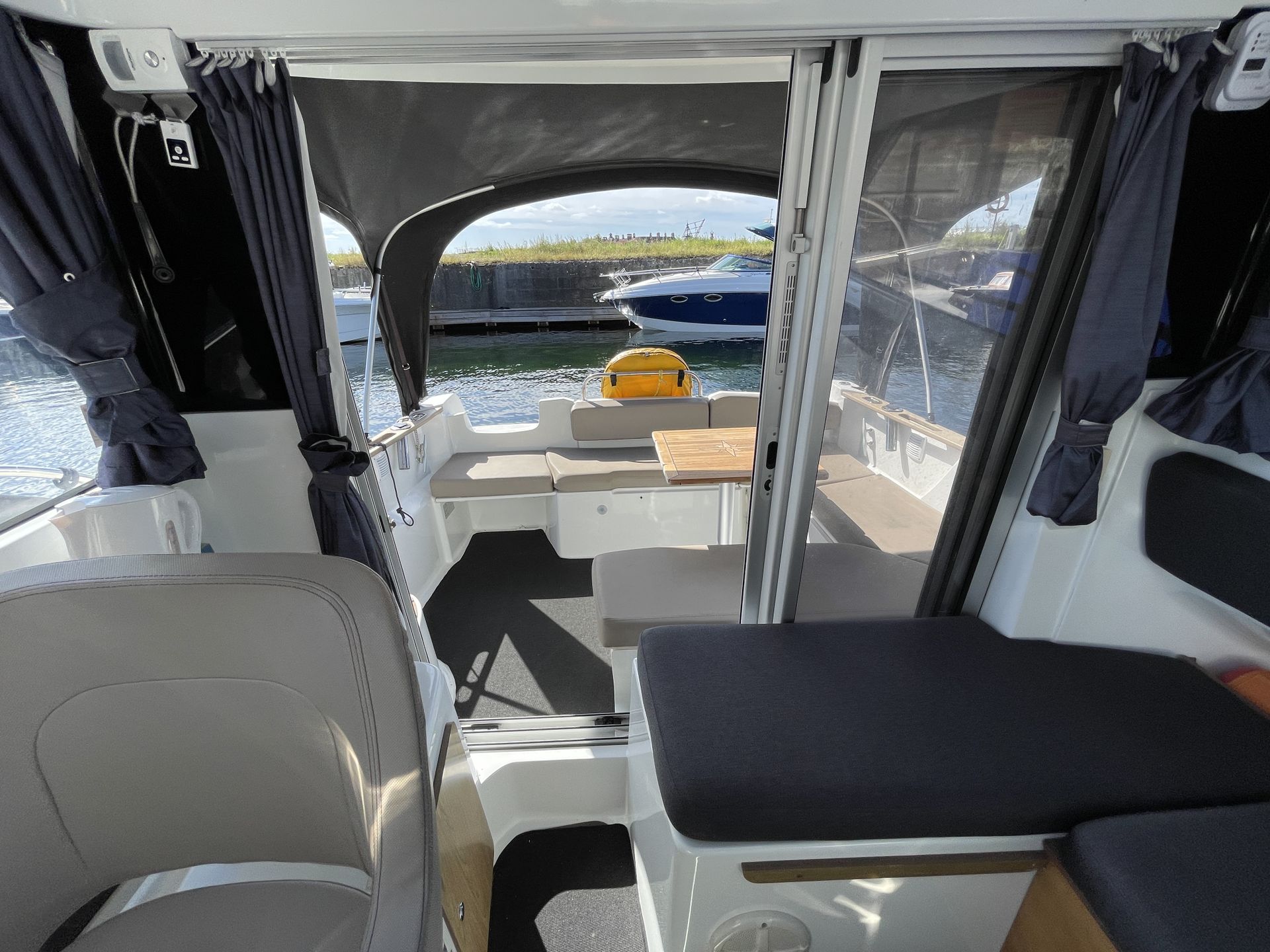 Beneteau Antares 780 #17