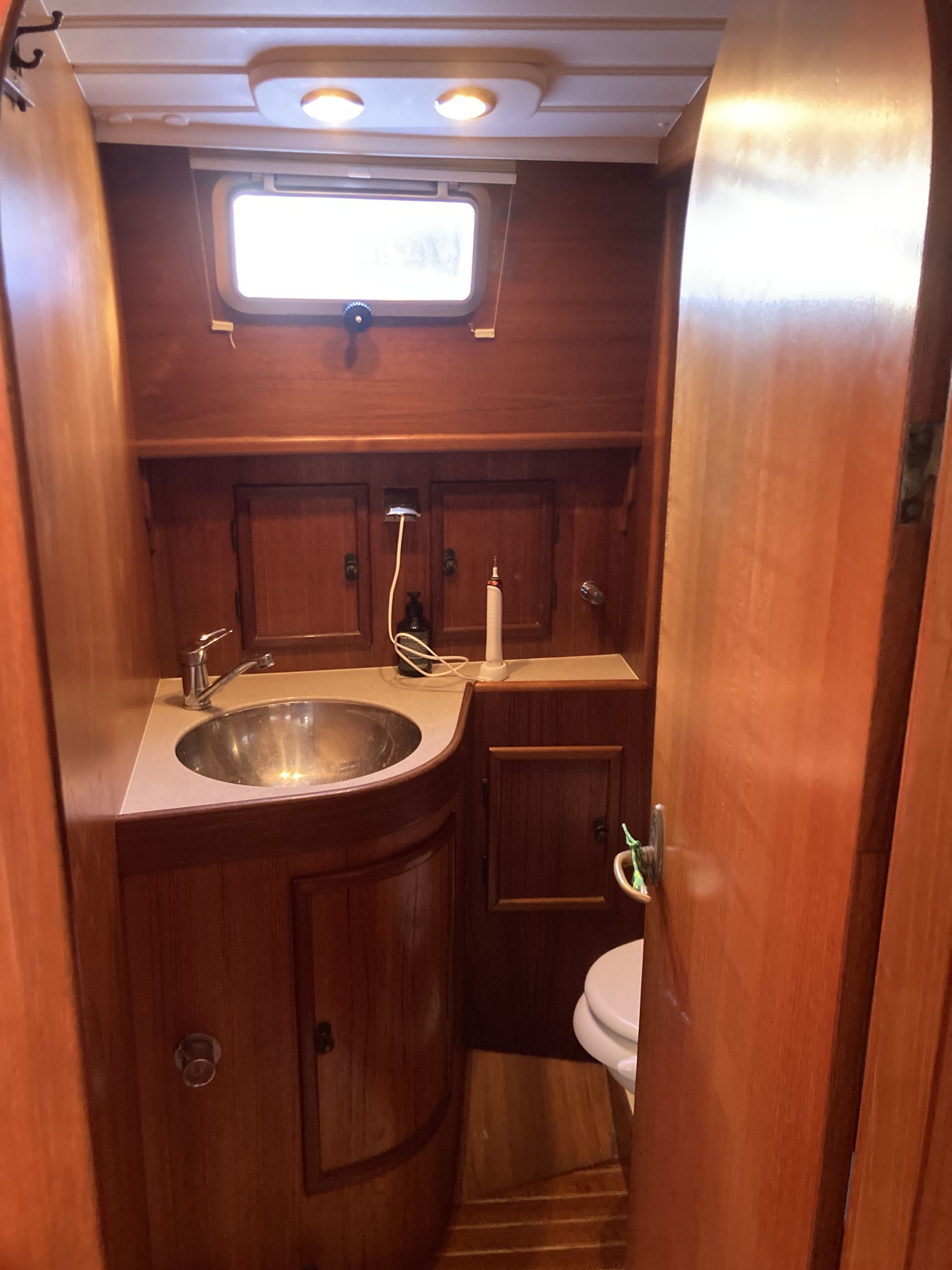 Head - ensuite to Aft Cabin