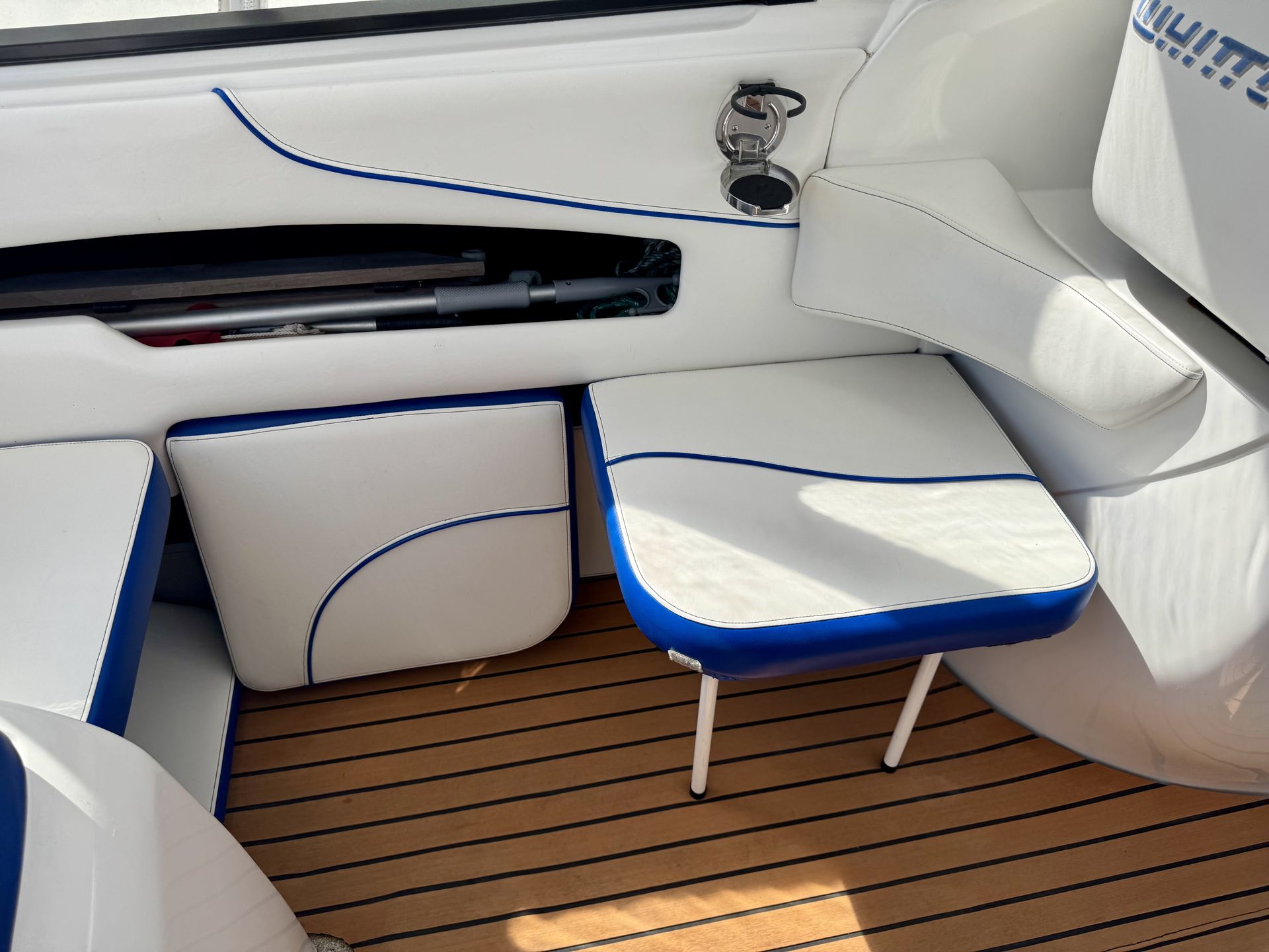 Styrbordside cockpit - sæder kan klappes op